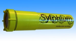 Filterunit voor detectie van Trichobilharzia circaria (zwemmersjeuk). In totaal wordt 10 liter oppervlaktewater gefilterd, waarna alleen het filterdoek opgestuurd wordt naar Sylphium molecular ecology voor analyse. De unit zelf is herbruikbaar.
